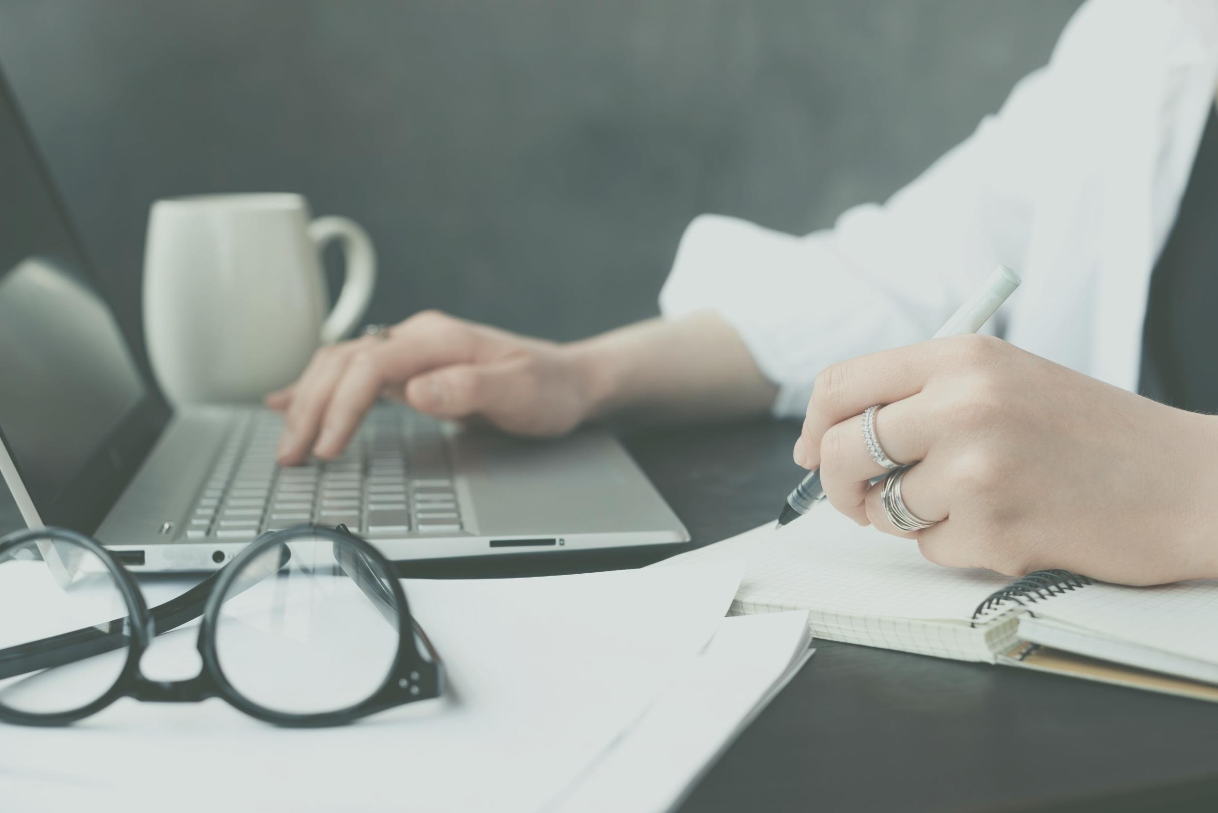 Person bei einer konzentrierten Selbstreflexionsübung mit Notizen