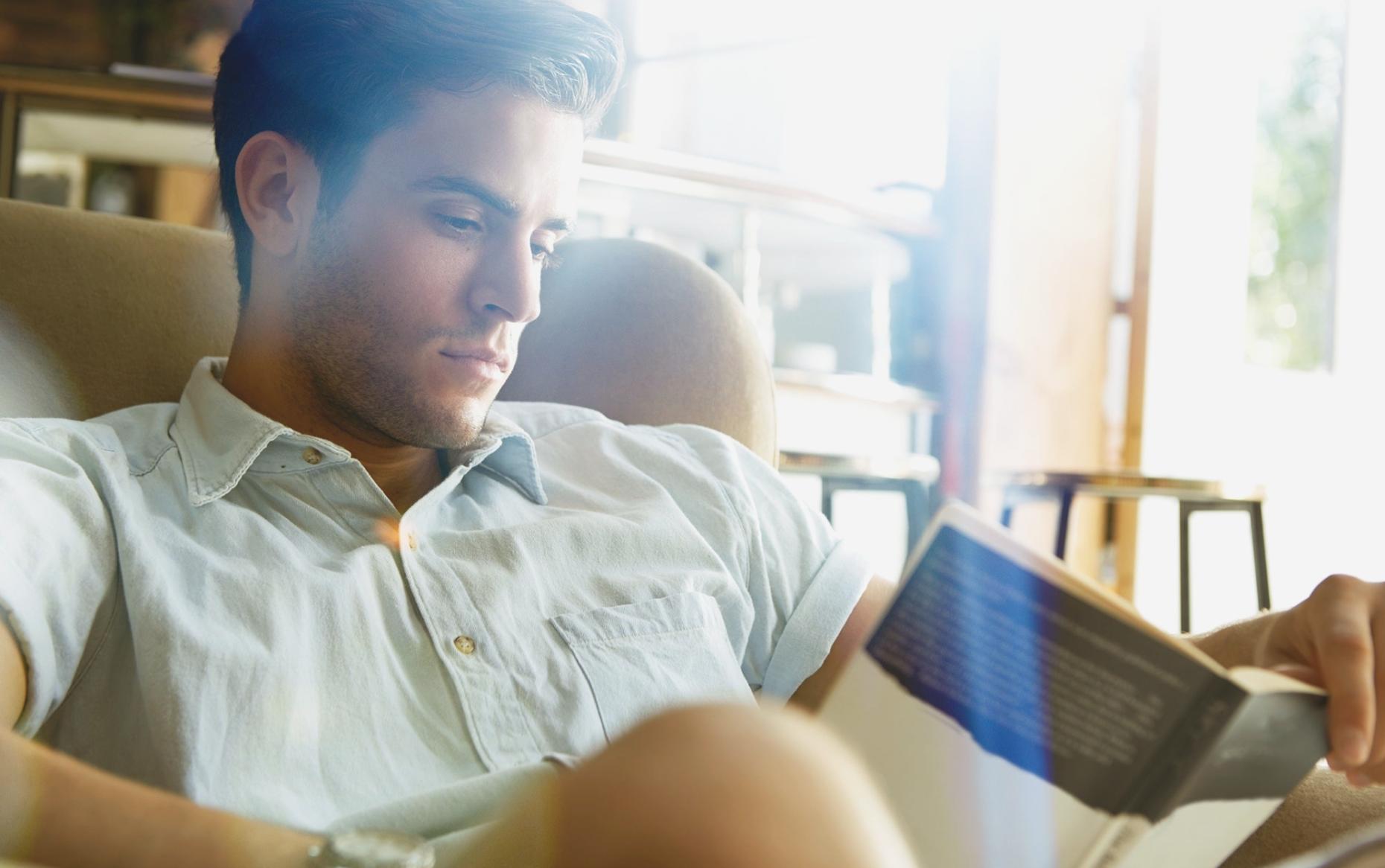 Menschen in einer gemeinsamen Diskussion über persönliche Entwicklung