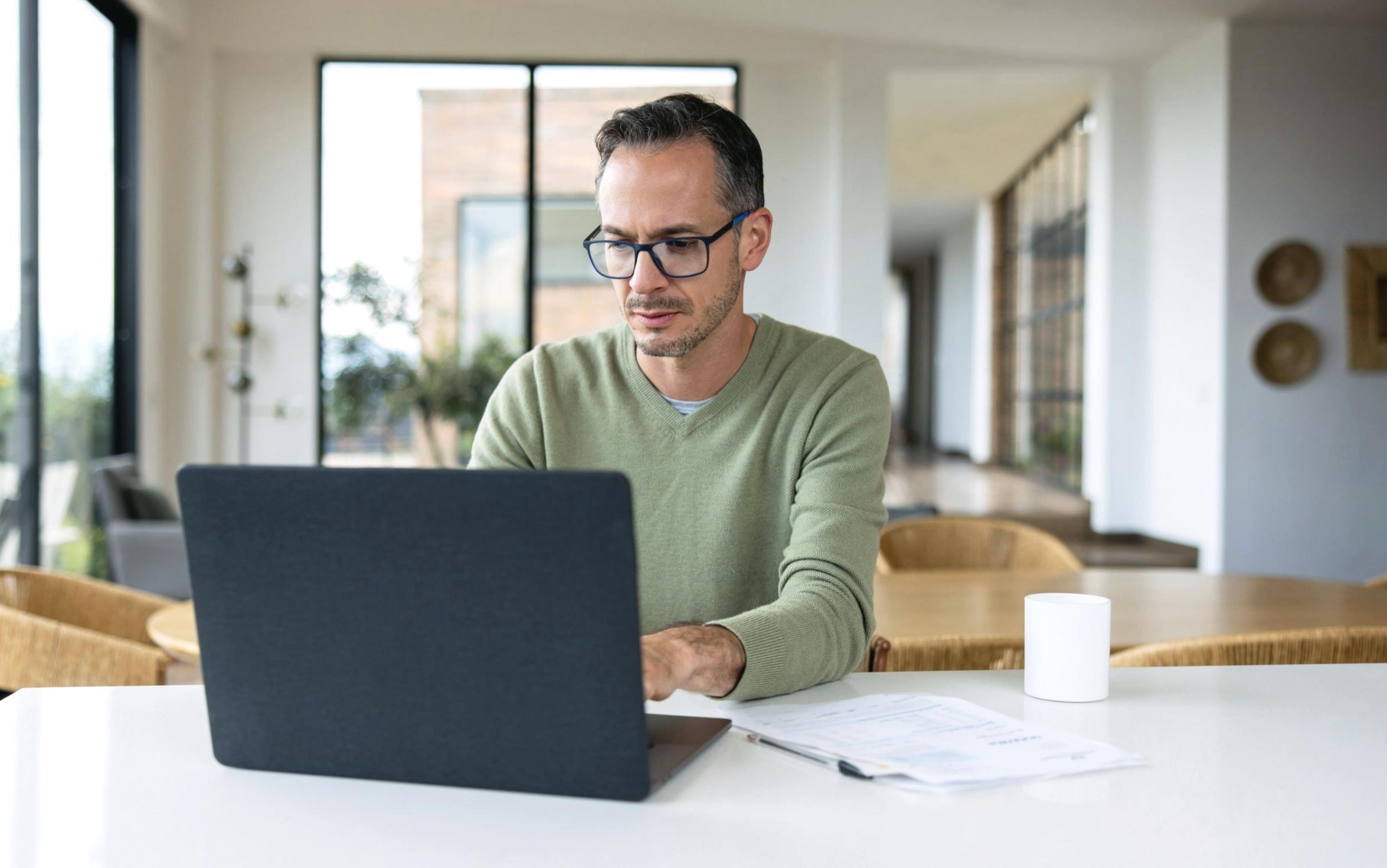 Teilnehmer während einer praktischen Übung zur Selbstreflexion