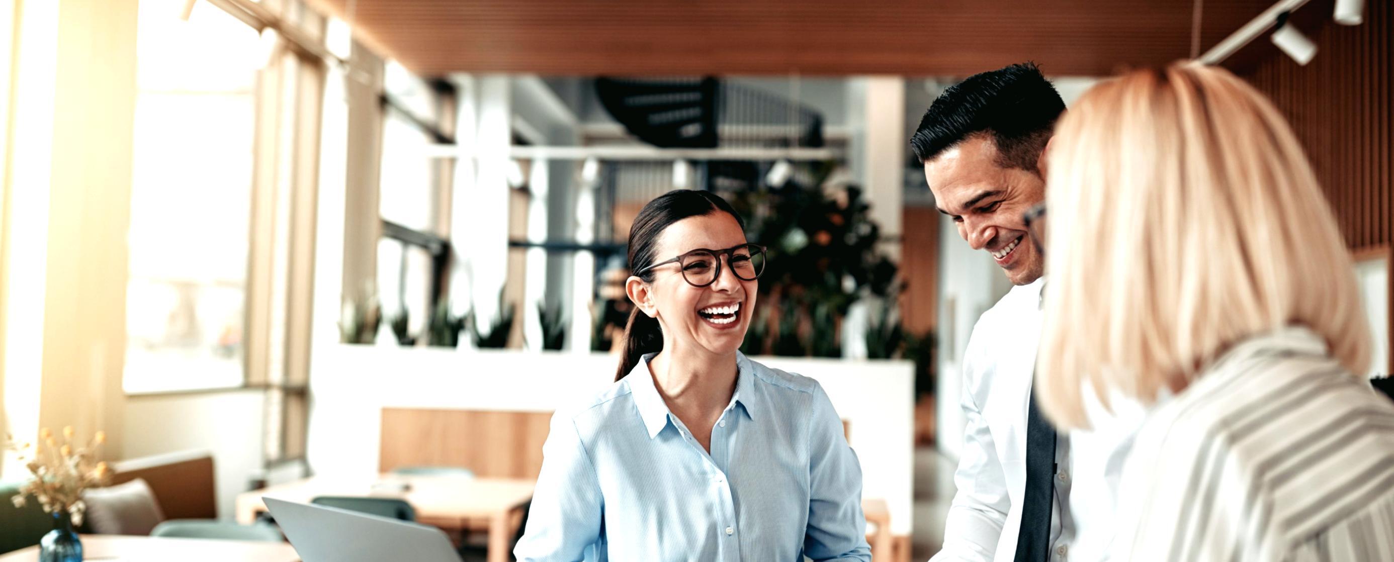 Menschen in einem Workshop-Raum beim gemeinsamen Erarbeiten von Ideen